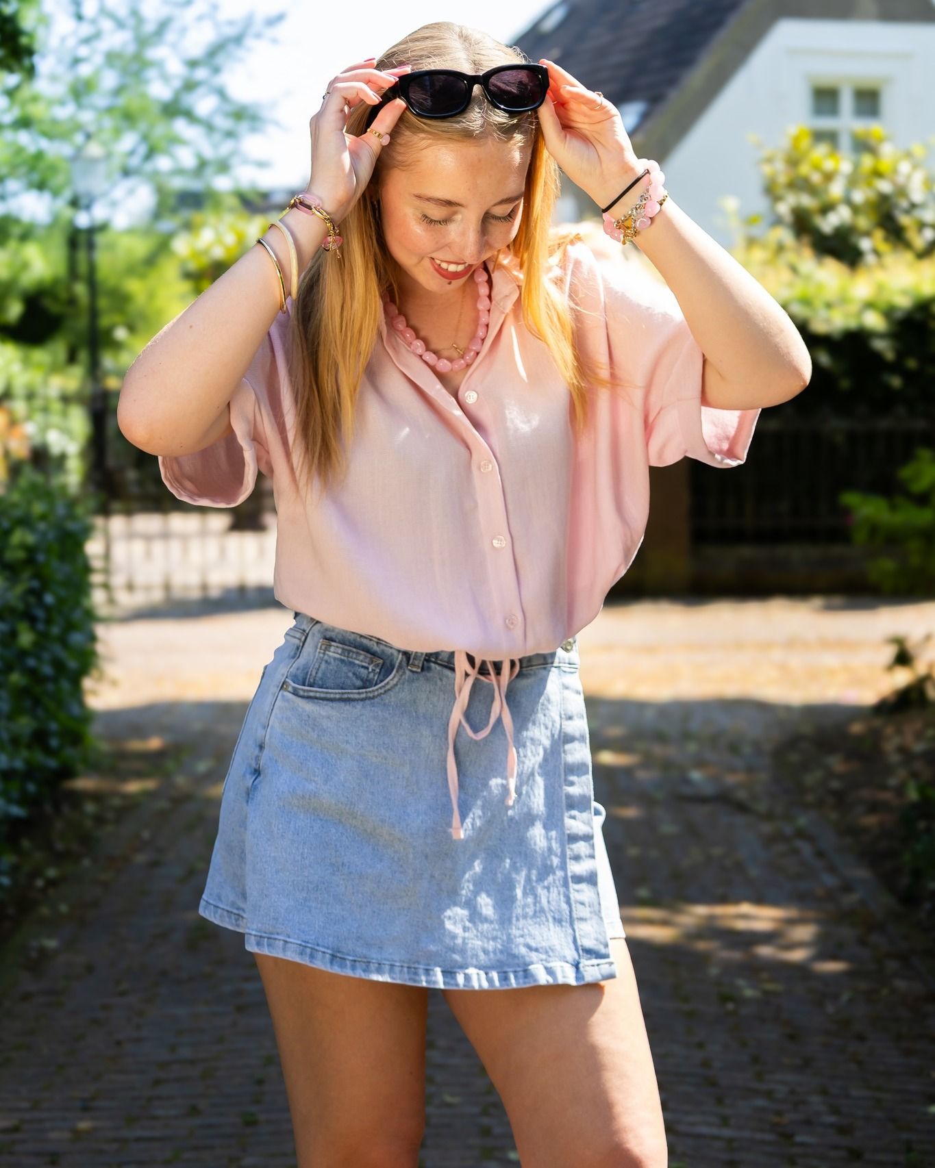 Zachtroze en denim: een perfecte match 💗
Een luchtige blouse in een zachte roze tint gecombineerd met een denim rokje zorgt voor een frisse en speelse zomerlook. Voeg wat vrolijke accessoires toe en je bent klaar voor een zonnige dag vol stijl en comfort.

#schijvensmode #damesmode #zomermode #denimlook #rozetinten #outfitinspiratie #casuallook #modevooriedereen #zomerstijl #nieuwecollectie #fashioninspo #stijlvol