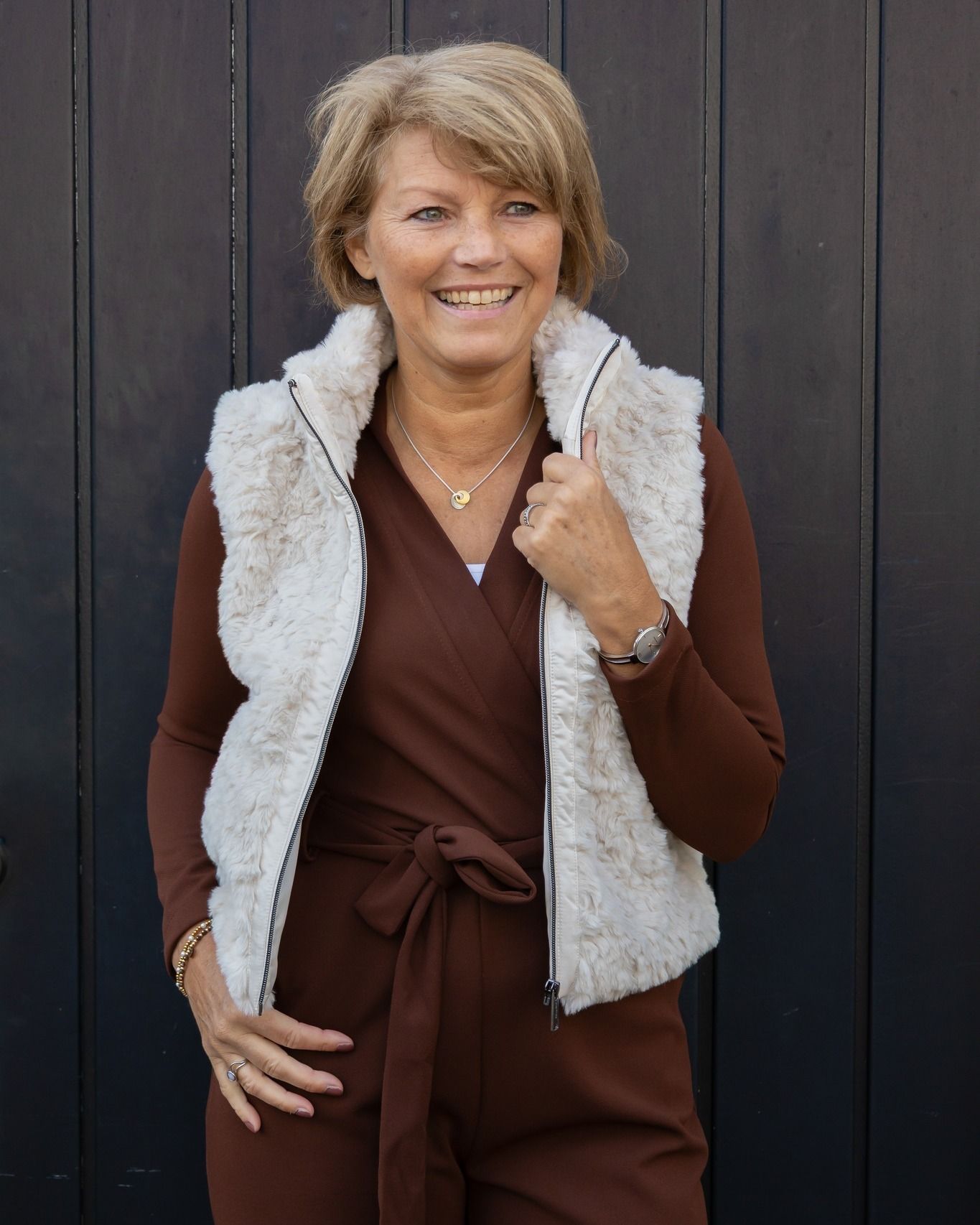 Wat een prachtige combinatie van warm en zacht! 🤎✨
De chique bruine jumpsuit krijgt een cozy touch met het heerlijke teddy gilet. Perfect voor de herfst, stijlvol én comfortabel. 🍂
#SchijvensMode #HerfstLook #Damesmode #TeddyGilet #JumpsuitStyle #ComfyChic #StijlvolEnComfortabel #FallFashion #OOTD #ModeInspiratie #TrendyEnTijdloos Wat een prachtige combinatie van warm en zacht! 🤎✨
De chique bruine jumpsuit krijgt een cozy touch met het heerlijke teddy gilet. Perfect voor de herfst, stijlvol én comfortabel. 🍂
#SchijvensMode #HerfstLook #Damesmode #TeddyGilet #JumpsuitStyle #ComfyChic #StijlvolEnComfortabel #FallFashion #OOTD #ModeInspiratie #TrendyEnTijdloos