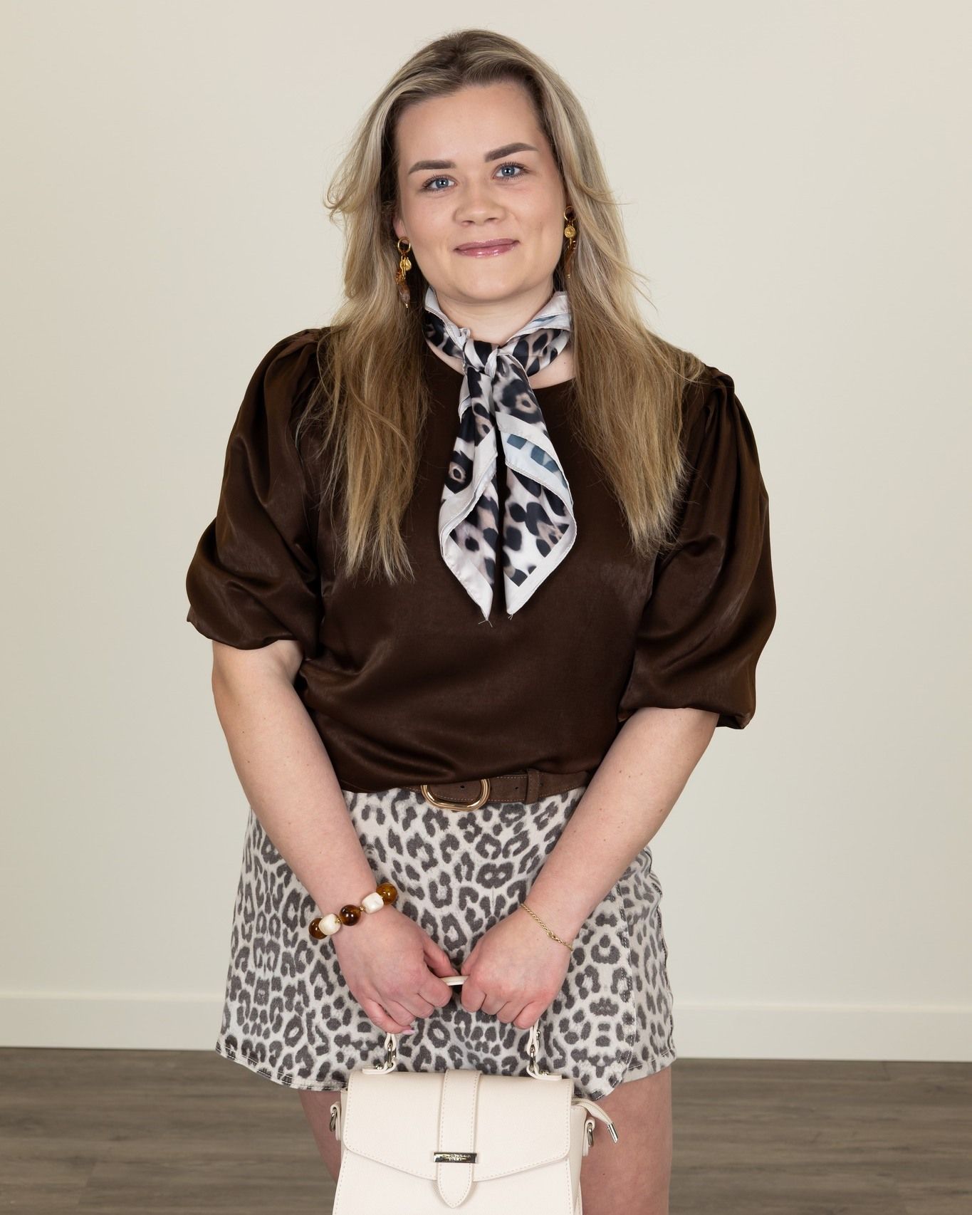 Animal print gecombineerd met warme bruintinten zorgt voor een stijlvolle en trendy look 🤎
De details maken deze outfit helemaal af ✨

#schijvensmode #damesmode #animalprint #fashioninspo #stijlvol #voorjaarsmode #outfitinspiratie #trendlook #accessoires #nieuwecollectie