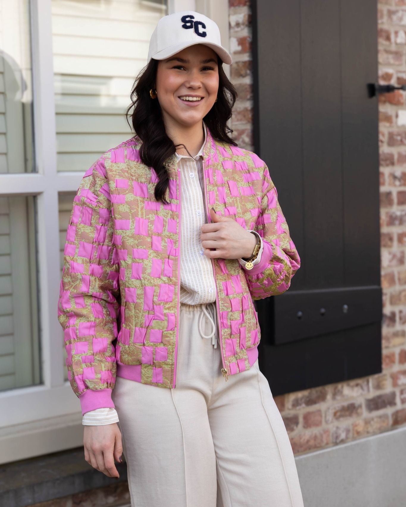 Sporty met een fashion twist 💗
Dit jasje steelt meteen de show met zijn opvallende kleur en speelse patroon. Gecombineerd met zachte neutrale tinten en een cap voor een relaxte, trendy look.

#Schijvensmode #Damesmode #StatementJasje #RozeTinten #SportyChic #CasualLook #ModeInspiratie #EverydayStyle #OOTD