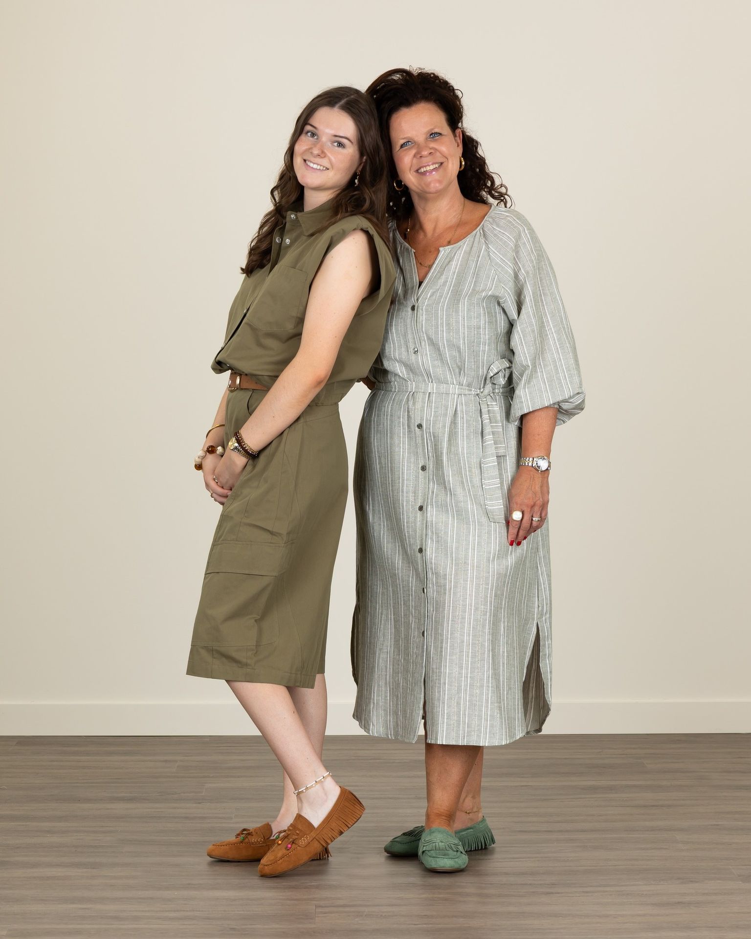 Look inspiratie van Marit en Marion💚
Je shopt nu de volledige look van Marion met 50% korting! Wees er als eerste bij en kom shoppen in onze winkels of online!

#schijvensmode #sale #damesmode #zomermode #groenetinten #linenlook #jurkenliefde #casualchic #outfitinspiratie #modevooriedereen #stijlvol #nieuwecollectie #fashioninspo spiratie #modevooriedereen #stijlvol #nieuwecollectie #fashioninspo