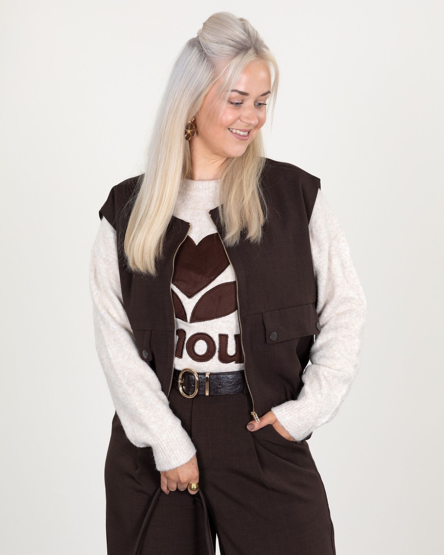 Wat een heerlijke najaarslook! 🤎✨
De combinatie van zachte stoffen en warme bruintinten zorgt voor een cozy, maar toch trendy uitstraling. Het gilet geeft de outfit net dat stoere randje. Perfect voor elke dag! 🍂
#SchijvensMode #Damesmode #HerfstLook #GiletStyle #ComfyChic #BrownTones #OOTD #ModeInspiratie #FallFashion #TrendyEnStijlvol #WarmEnComfortabel Wat een heerlijke najaarslook! 🤎✨
De combinatie van zachte stoffen en warme bruintinten zorgt voor een cozy, maar toch trendy uitstraling. Het gilet geeft de outfit net dat stoere randje. Perfect voor elke dag! 🍂
#SchijvensMode #Damesmode #HerfstLook #GiletStyle #ComfyChic #BrownTones #OOTD #ModeInspiratie #FallFashion #TrendyEnStijlvol #WarmEnComfortabel