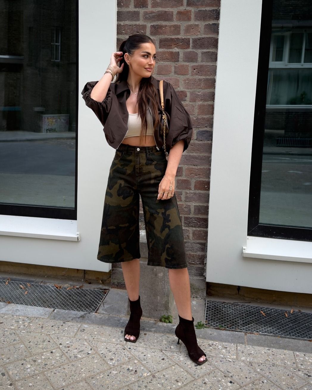🤎 Stoer met een vrouwelijke twist 🤎

Camo is terug van weggeweest! Deze jort met camouflageprint geeft je outfit direct een stoere uitstraling, terwijl de korte bruine blouse en de lichte top zorgen voor een zachte, stijlvolle balans. Maak de look af met een hakje en een schoudertas voor een outfit die moeiteloos van overdag naar een avondje uit gaat.

Durf jij deze trend te dragen? ✨

#schijvensmode #nieuwecollectie #camo #camouflage #culotte #damesmode #fashioninspiration #stoerenvrouwelijk #trendalert #outfitoftheday #stijlvol #modetips