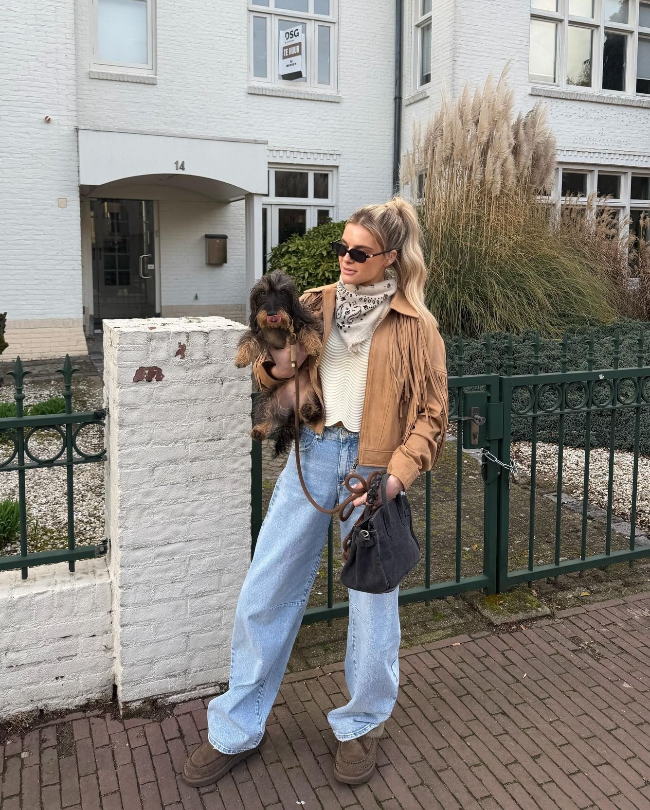 Casual, stijlvol en klaar voor een wandeling 🐾
Denim, warme tinten en een stoer jasje met franjes maken deze look perfect voor een ontspannen dag. Comfortabel, trendy en makkelijk te combineren.

#Schijvensmode #Damesmode #CasualLook #DenimStyle #NeutraleTinten #EverydayStyle #ModeInspiratie #OOTD #comfortenstijlmetpeers