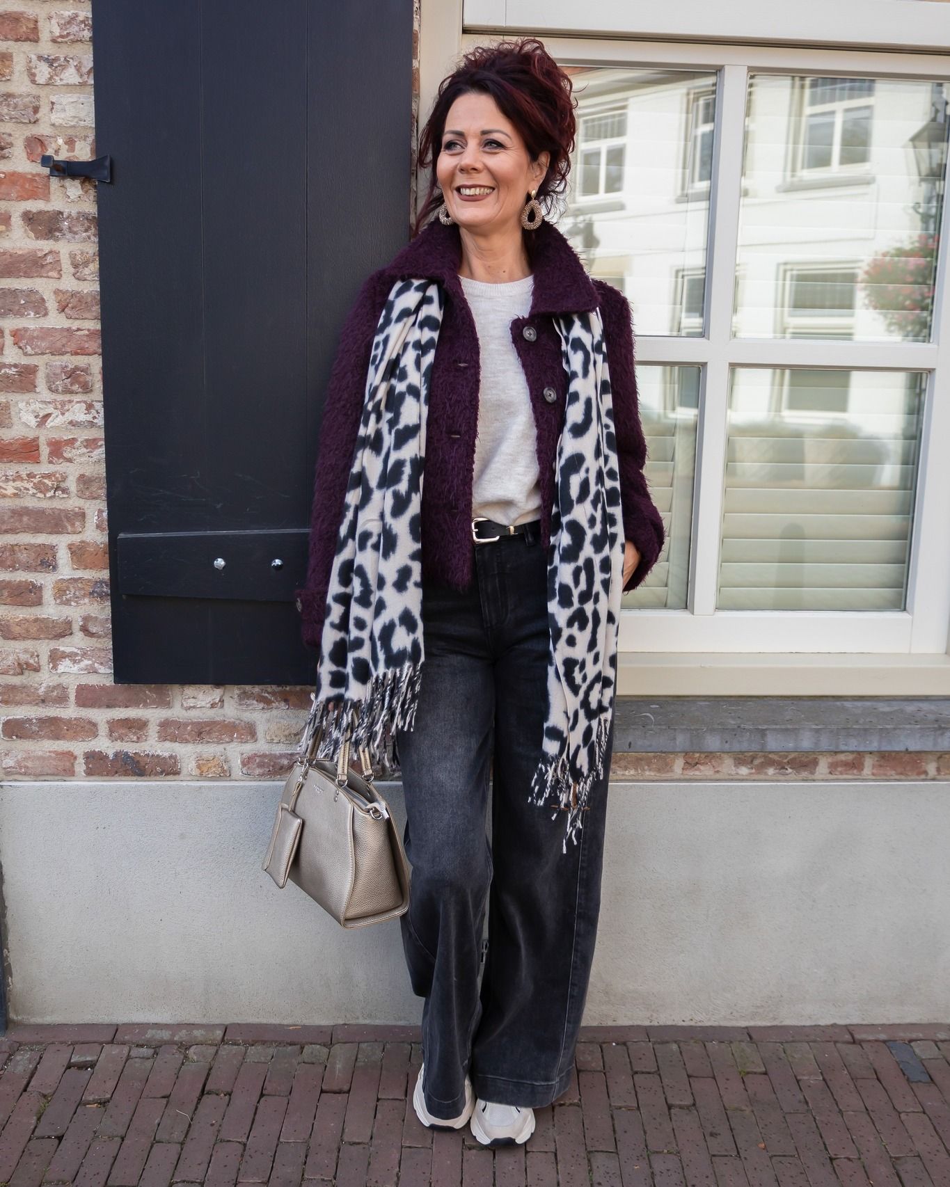 Wat een prachtige, warme look! 💜✨
De zachte paarse jas gecombineerd met een dierenprint sjaal zorgt voor een stijlvolle en speelse uitstraling. Perfect voor frisse herfstdagen. Comfy én elegant! 🍂
#SchijvensMode #HerfstLook #Damesmode #AnimalPrint #FallFashion #StijlvolEnComfortabel #ComfyChic #OOTD #ModeInspiratie #TrendyEnTijdloos #WarmEnModieus Wat een prachtige, warme look! 💜✨
De zachte paarse jas gecombineerd met een dierenprint sjaal zorgt voor een stijlvolle en speelse uitstraling. Perfect voor frisse herfstdagen. Comfy én elegant! 🍂
#SchijvensMode #HerfstLook #Damesmode #AnimalPrint #FallFashion #StijlvolEnComfortabel #ComfyChic #OOTD #ModeInspiratie #TrendyEnTijdloos #WarmEnModieus