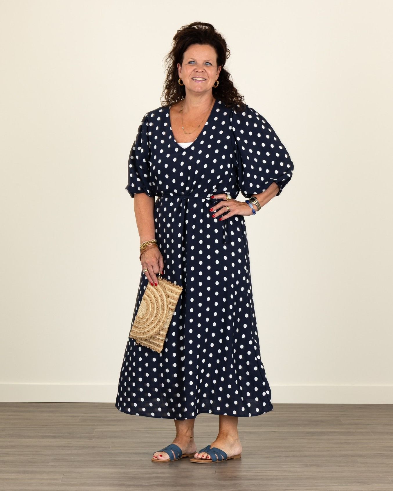 Sale-alert! 💙🤍
Op zoek naar een jurk die zowel comfortabel als stijlvol is? Deze donkerblauwe maxi-jurk met witte stippen is een echte klassieker én... nu extra aantrekkelijk geprijsd! ✨
De luchtige stof, flatterende pasvorm en tijdloze print maken dit een jurk die je seizoen na seizoen blijft dragen. Wees er snel bij, want op = op! 

#schijvensmode #sale #damesmode #zomersale #stippenjurk #maxidress #salealert #outfitinspiratie #zomerlook #fashiondeal #stijlvol #opisop