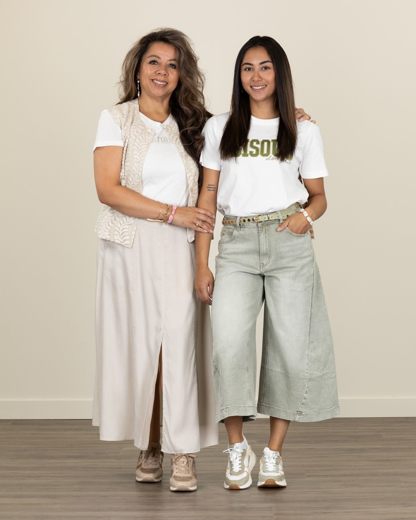 Twee generaties, één stijlvolle uitstraling 🤍✨
Van een elegante ton-sur-ton look tot een frisse casual outfit met een wijde jeans: deze moeder-dochtercombinatie laat zien dat stijl geen leeftijd kent. Zachte natuurtinten, comfortabele pasvormen en tijdloze basics maken deze looks perfect voor elke dag.
Samen stralen was nog nooit zo makkelijk! 💫

#schijvensmode #damesmode #moederdochter #matchingstyles #casualchic #zomermode #denimstyle #neutrals #outfitinspiratie #stijlvol #fashioninspo #nieuwecollectie