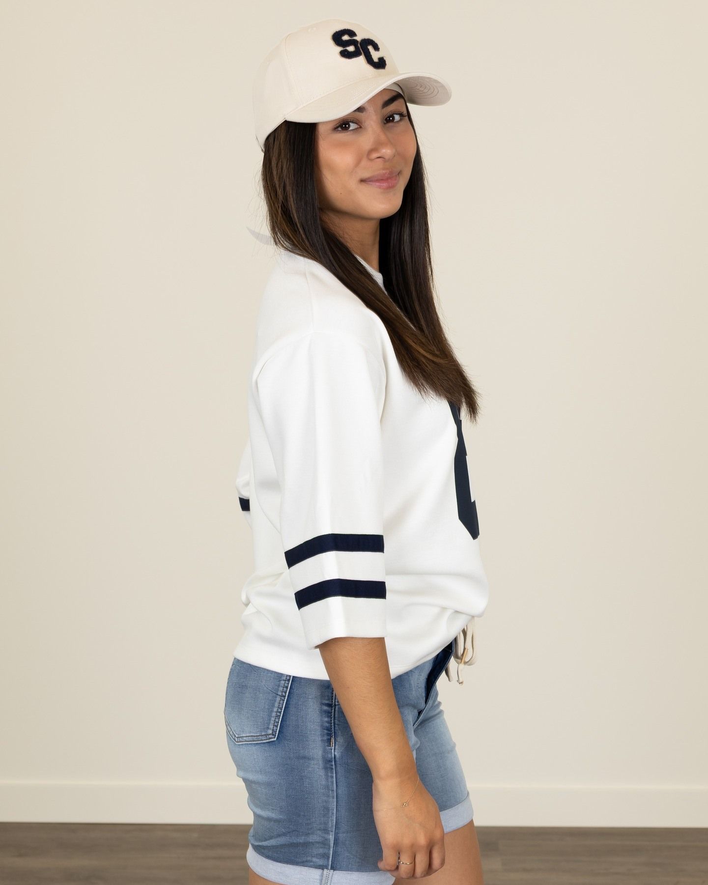 Sportief, stijlvol én helemaal klaar voor de zomer! 🤍💙
Deze casual look combineert een comfortabele sweater met een trendy denim short voor een outfit die je moeiteloos elke dag draagt. Maak het af met een cap en sneakers voor die ontspannen, sportieve uitstraling.
Perfect voor een dagje shoppen, een wandeling of een zonnig terras. ☀️
#schijvensmode #damesmode #zomermode #casuallook #sportychic #denimshort #sweaterweather #outfitinspiratie #zomerstijl #fashioninspo #casualfashion #nieuwecollectie