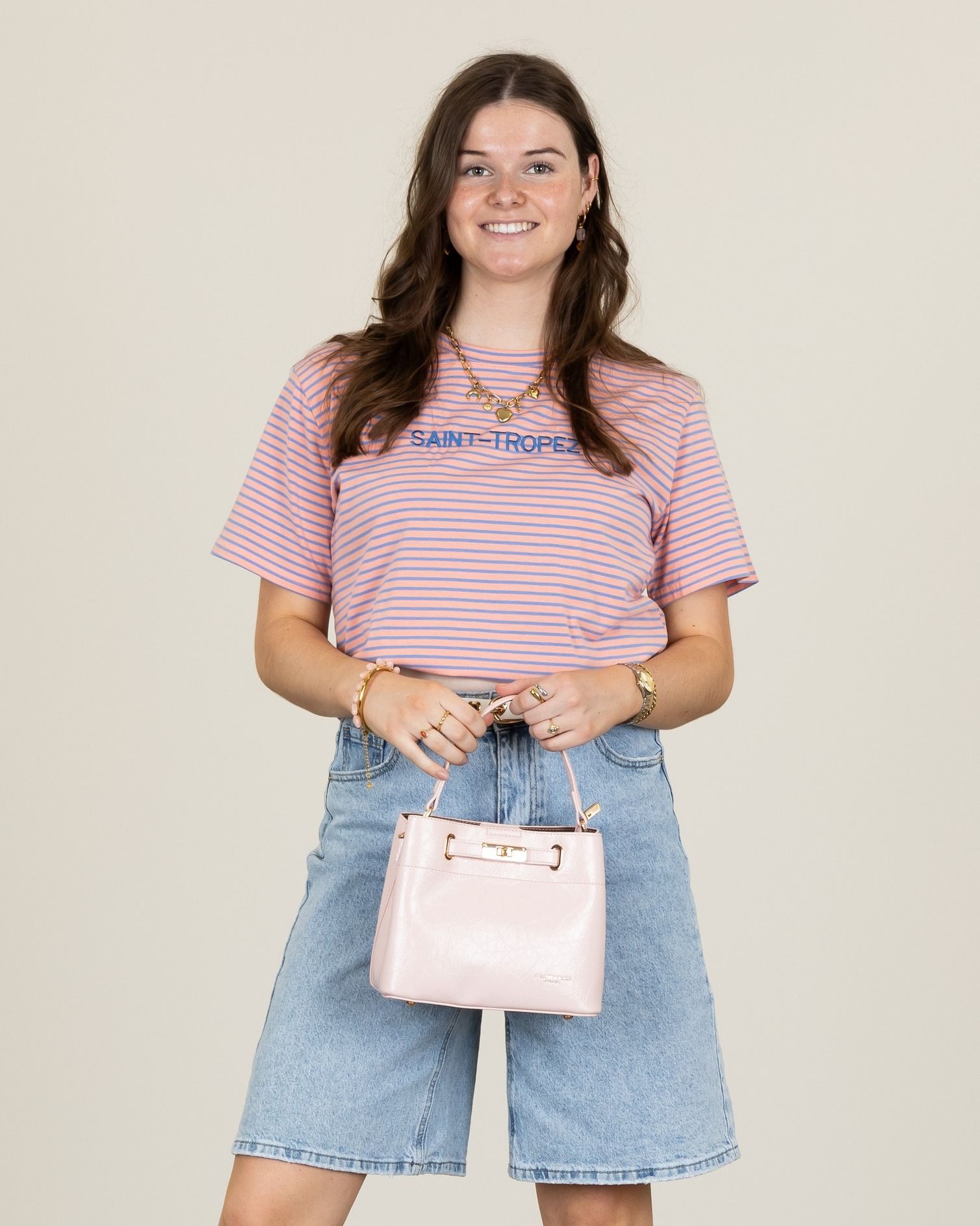 Pretty in pink 💗
Zachte roze tinten en denim zijn een perfecte match voor een frisse, zomerse look. Het gestreepte T-shirt geeft een speelse uitstraling, terwijl de denim bermuda zorgt voor een comfortabele en trendy basis. De roze handtas maakt de outfit helemaal af en geeft net dat extra vleugje kleur.
Een ideale look voor een dagje shoppen, een lunch met vriendinnen of een zonnige wandeling. ☀️

#schijvensmode #damesmode #zomermode #prettyinpink #denimstyle #casuallook #outfitinspiratie #zomerstijl #fashioninspo #rozetinten #casualchic #nieuwecollectie