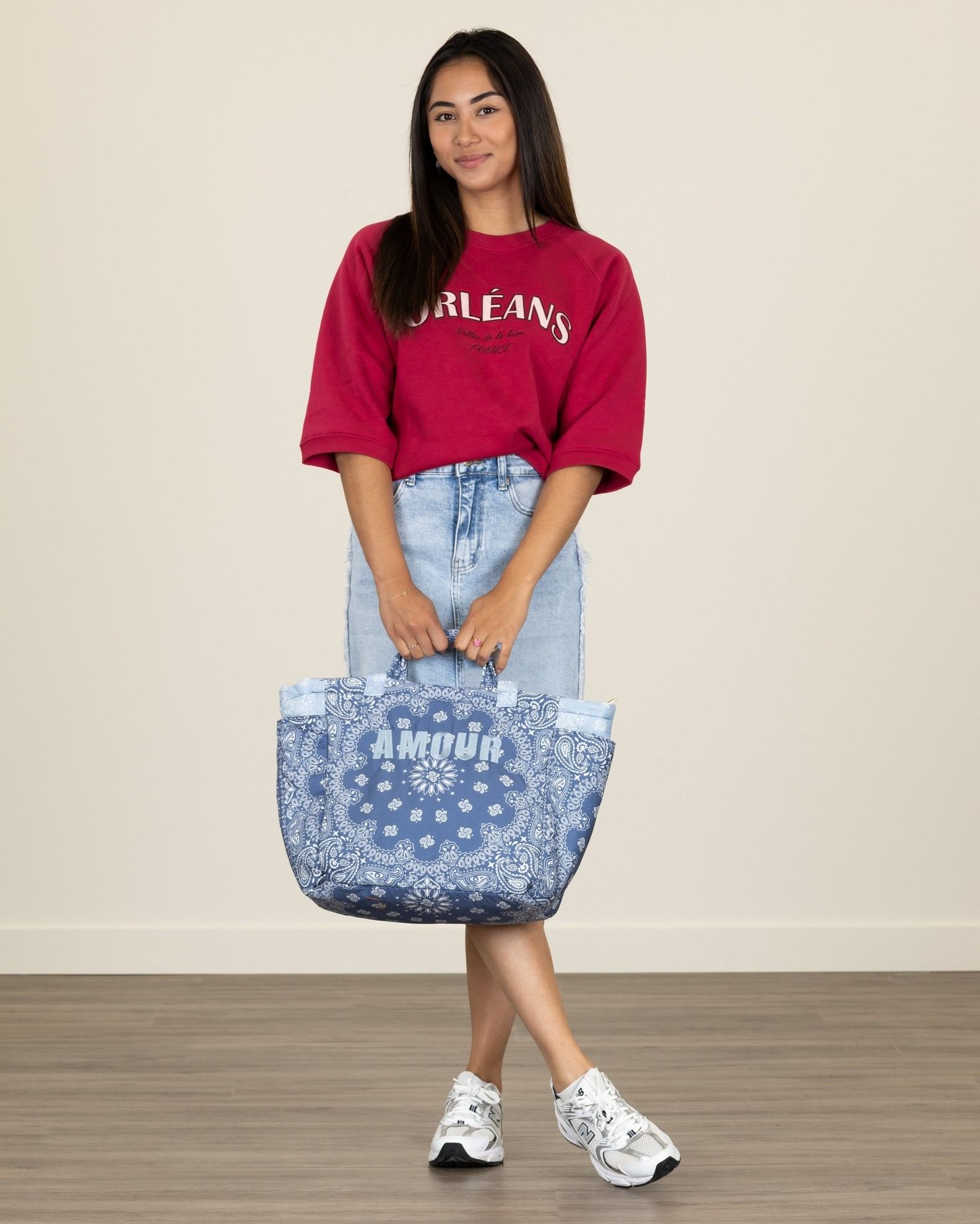 Sportief met een vleugje kleur ❤️💙
Een comfortabele sweater in een krachtige roodroze tint, gecombineerd met een lichte denim rok: dé perfecte mix van casual en trendy. De grote shopper met blauwe print maakt de look helemaal af en biedt volop ruimte voor al je essentials.
Ideaal voor een dagje shoppen, een lunchafspraak of gewoon een ontspannen dag onderweg.
#schijvensmode #damesmode #casuallook #zomermode #denimstyle #sweaterweather #shopperbag #outfitinspiratie #sportychic #fashioninspo #nieuwecollectie #zomerstijl
