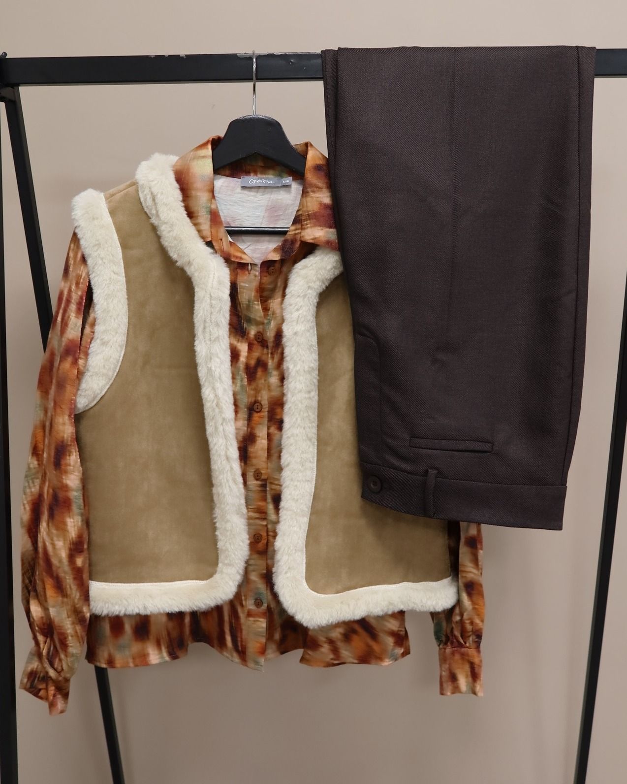 Wat een mooie herfstcombinatie! 🍂🤎
De warme tinten van de blouse matchen perfect met het zachte teddy gilet. Samen met de donkerbruine broek een stijlvolle, cozy look voor het nieuwe seizoen. ✨
#SchijvensMode #HerfstLook #Damesmode #TeddyGilet #WarmeTinten #ComfyChic #OOTD #FallFashion #ModeInspiratie #StijlvolEnComfortabel #TrendyEnTijdloos Wat een mooie herfstcombinatie! 🍂🤎
De warme tinten van de blouse matchen perfect met het zachte teddy gilet. Samen met de donkerbruine broek een stijlvolle, cozy look voor het nieuwe seizoen. ✨
#SchijvensMode #HerfstLook #Damesmode #TeddyGilet #WarmeTinten #ComfyChic #OOTD #FallFashion #ModeInspiratie #StijlvolEnComfortabel #TrendyEnTijdloos