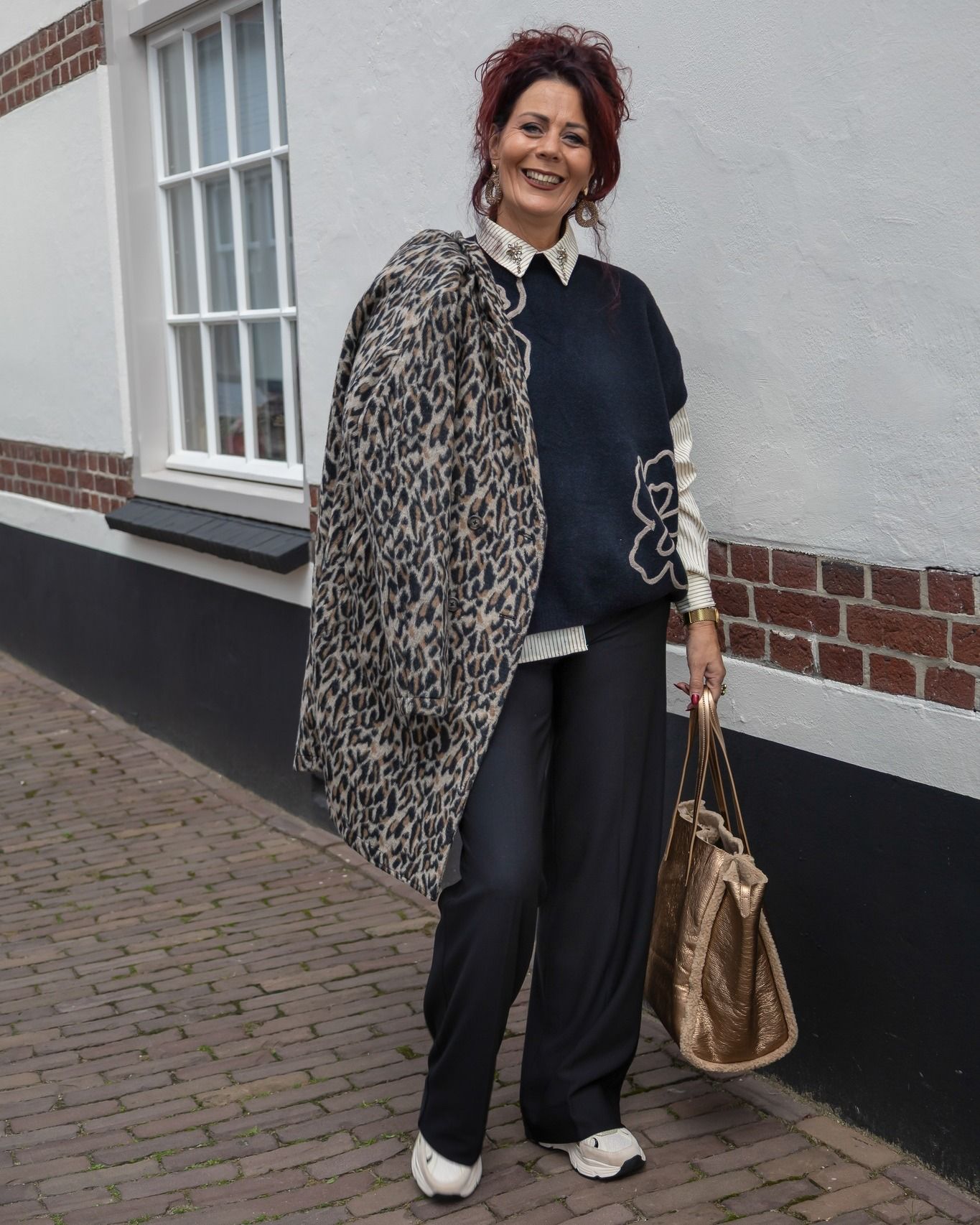 Wat een krachtige en stijlvolle look! 🖤✨
De combinatie van de zwarte trui met bloemdetail en de panterprint jas zorgt voor een speelse, maar chique uitstraling. En de gouden tas maakt de outfit helemaal af. Perfect voor een modieuze herfstdag! 🍂
#SchijvensMode #Damesmode #HerfstLook #AnimalPrint #ChicEnStoer #StijlvolleVrouw #OOTD #ModeInspiratie #FallFashion #ComfyChic #TrendyEnElegant Wat een krachtige en stijlvolle look! 🖤✨
De combinatie van de zwarte trui met bloemdetail en de panterprint jas zorgt voor een speelse, maar chique uitstraling. En de gouden tas maakt de outfit helemaal af. Perfect voor een modieuze herfstdag! 🍂
#SchijvensMode #Damesmode #HerfstLook #AnimalPrint #ChicEnStoer #StijlvolleVrouw #OOTD #ModeInspiratie #FallFashion #ComfyChic #TrendyEnElegant