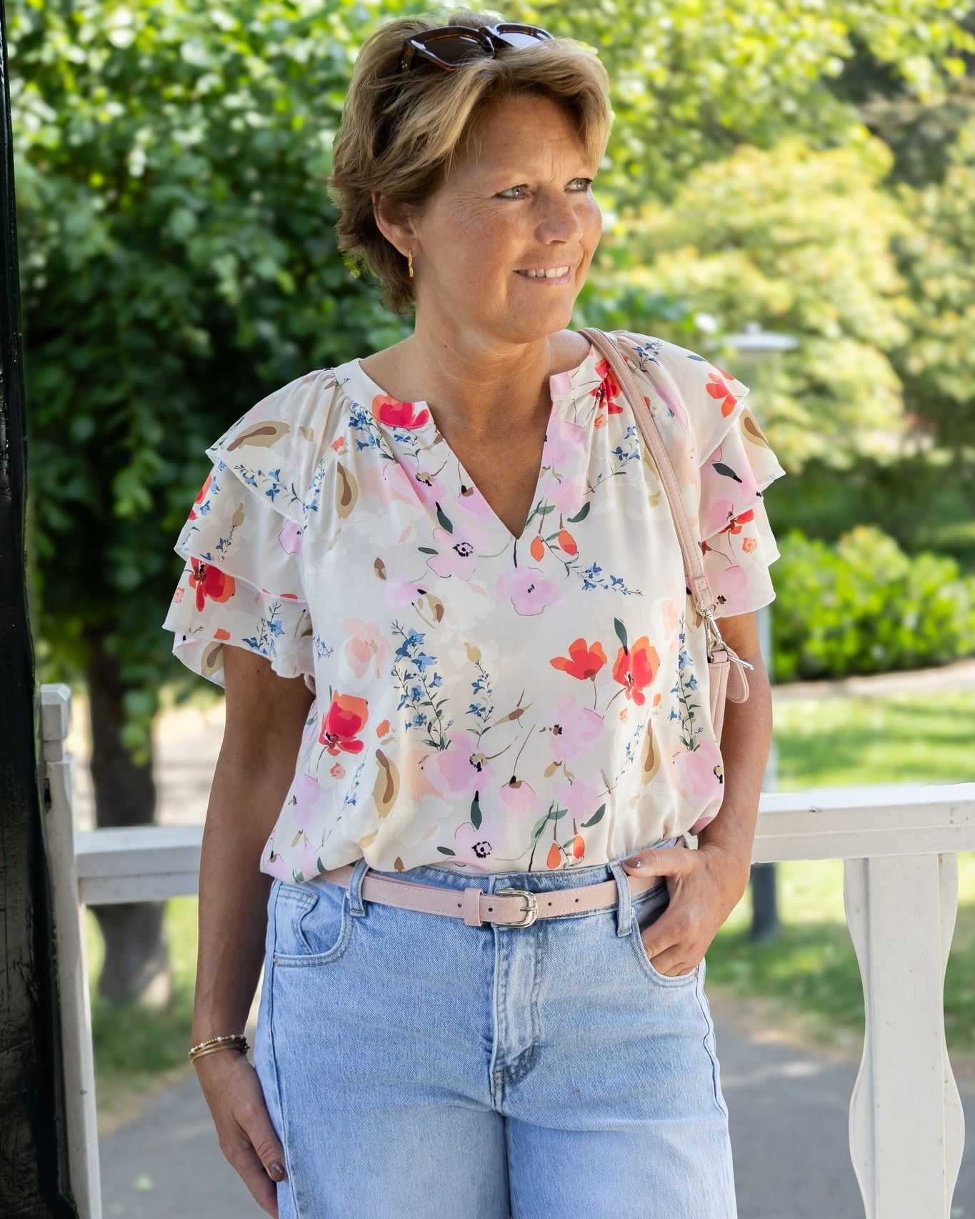 Zachte bloemenprints en licht denim 🌸
Een luchtige blouse met romantische bloemenprint gecombineerd met een lichte jeans zorgt voor een frisse, vrouwelijke look. Perfect voor een zonnige dag, een terrasje of een gezellige middag op pad.

#schijvensmode #damesmode #bloemenprint #denimlook #zomermode #outfitinspiratie #vrouwelijkestijl #lichtedenim #modevooriedereen #nieuwecollectie #casuallook #fashioninspo
